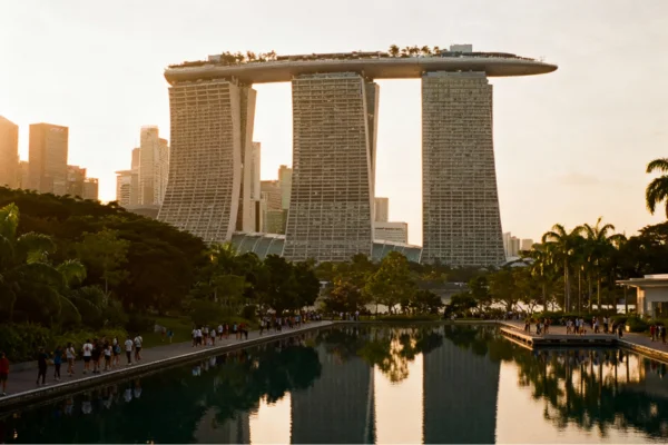 Foto amadora da Marina Bay Sands em Singapura ao entardecer, vista em formato paisagem com skyline iluminado.
